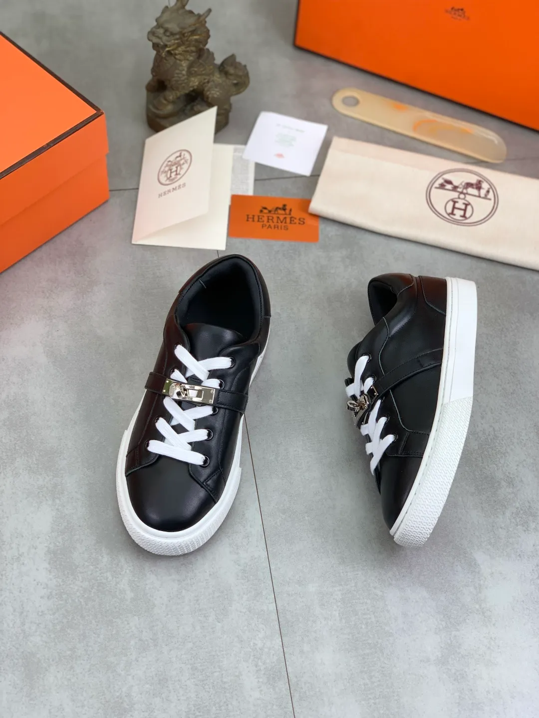 Men's men's shoes 💰P640 New Hermes top version Hermès classic couple style #𝐊𝐞𝐥𝐥𝐲 buckle casual white shoes skateboard shoes that will not conflict with shoes at all. Full of unknowns, Hermès rarely produces flat casual shoes and they are paired with classic palladium-plated Kelly shoe buckles! You'll fall in love with it at first sight. It's super versatile and can be worn with any skirt or pants. 🉑️Close your eyes and wear it. It's super noble. Fabric: Specific cowhide/canvas material. Lining: Sheepskin lining. Outsole: Original molded TPU outsole. Size: 35-45.